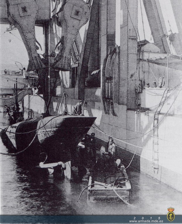 Interior del buque de salvamento de submarinos "Kanguro" durante una tarea de mantenimiento. Miembros de su dotación cambiando una hélice del submarino "A-2".